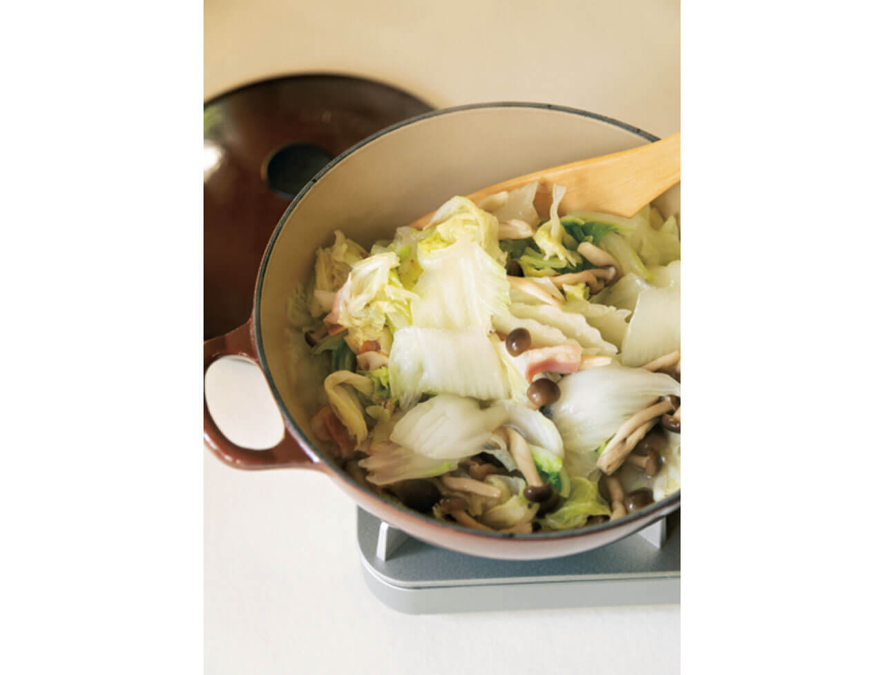 最初にオリーブオイルで白菜を蒸し炒めにすると、甘味やうま味が引き出される。その後に鍋に水分を加えるのがコツ