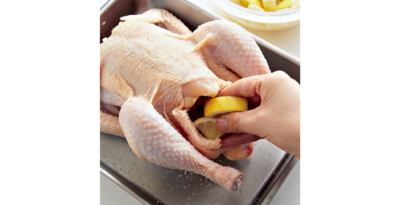 丸ごとの鶏にレモンやハーブを詰め、表面にも塩をまぶしてマリネするのがポイント。