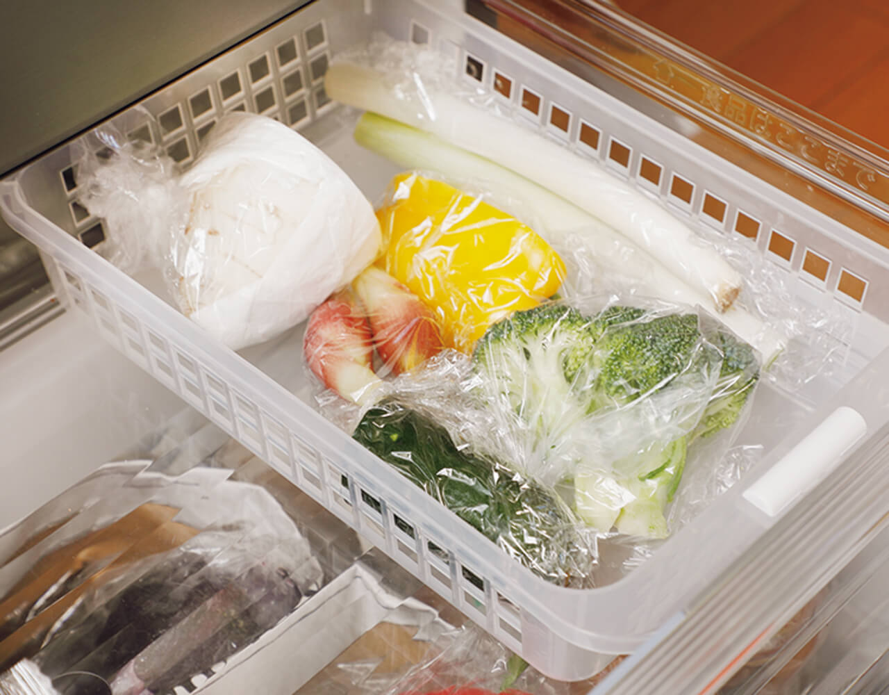 使いかけの野菜は迷子になりやすい食品の代表。透明のケースなどに入れ1カ所にまとめておくのが正解。上段の端など、パッと目に入りやすい場所にケースを置き、この中のものから優先的に使って。