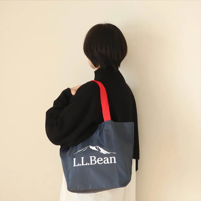 写真：LEE2023年1・2月号の付録（L.L.Beanのトートバッグ）を肩に掛けたさりいさんの後ろ姿