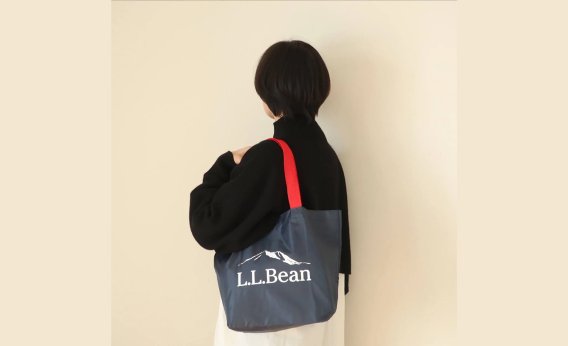 アイキャッチ写真：LEE2023年1・2月号と付録（L.L.Beanのトートバッグと花カレンダー）＆さりいさんの後ろ姿