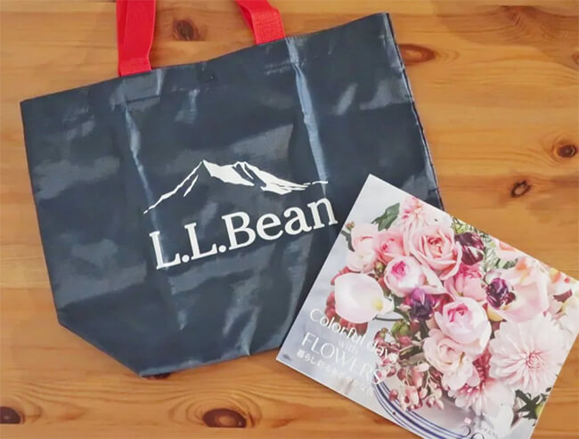 写真：LEE2023年1・2月号の付録（L.L.Beanのトートバッグと花カレンダー）