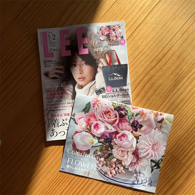 写真：北川景子さん表紙のLEE2023年1・2月号と花カレンダー