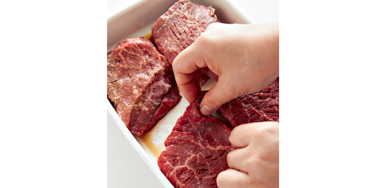 あらかじめ肉に下味をつけておけば、火にかける時間は短くても味が内側までよくしみ込んでおいしくなる。