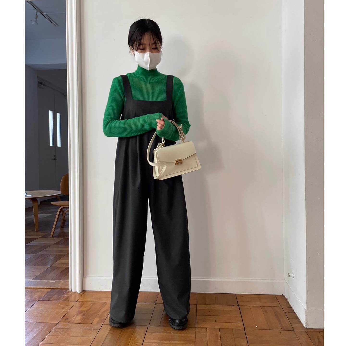 写真：12closetサロペットを着て、AULENTTIショルダーバッグを持ち腕組みする吉村友希さん