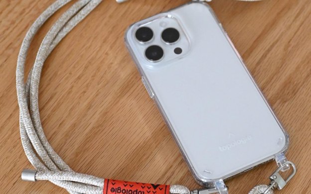 写真：topologieのVerdon Phone Case ヴァードン スマホケース／Clearと6.0mm Strap / Beige Melangeを装着したスマホ