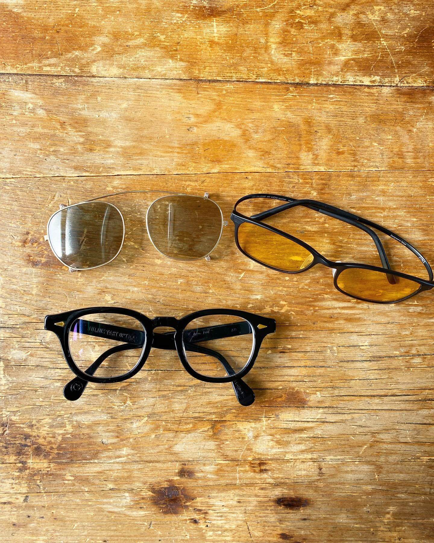 写真：ジュリアスタートオプティカルのAR、クリップオンのサングラスとコウケンテツさんの老眼鏡
