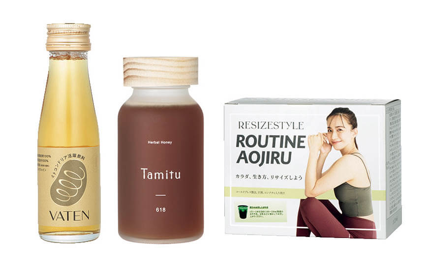 （右）吸収力の高いコールドプレス製法で作られた青汁。「ROUTINE AOJIRU（ルーティン青汁）」 90g（3g×30包）￥３６００／リサイズカンパニー （中）パッケージもおしゃれな蜂蜜。青汁に入れても◎。「Tamitu Herbal Honey 618」 520g￥3888／Tamitu　（左）米麹由来のエナジードリンク。優木さんは疲れがたまった日などに活用するそう。「VATEN」 100㎖￥４３２／福光屋
