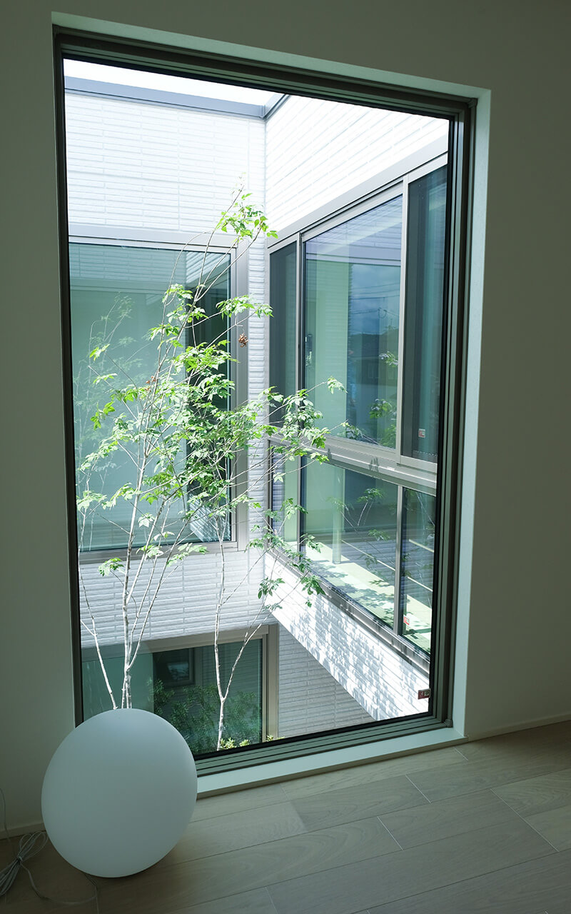 No.061humさんの自宅公開　戸建て注文住宅　中庭の見える2階の窓