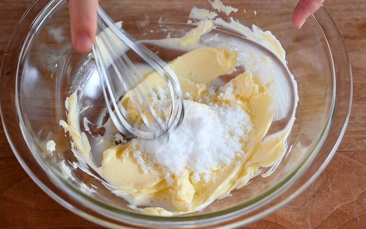 バターを室温に戻し、クリーム状に練る。砂糖を加え、泡立て器で少し白っぽくなるまで混ぜ、