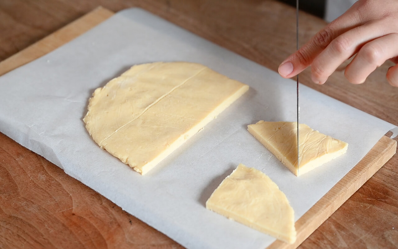 オーブンペーパーの上に冷やした生地を置き、好みの形にナイフで切る。