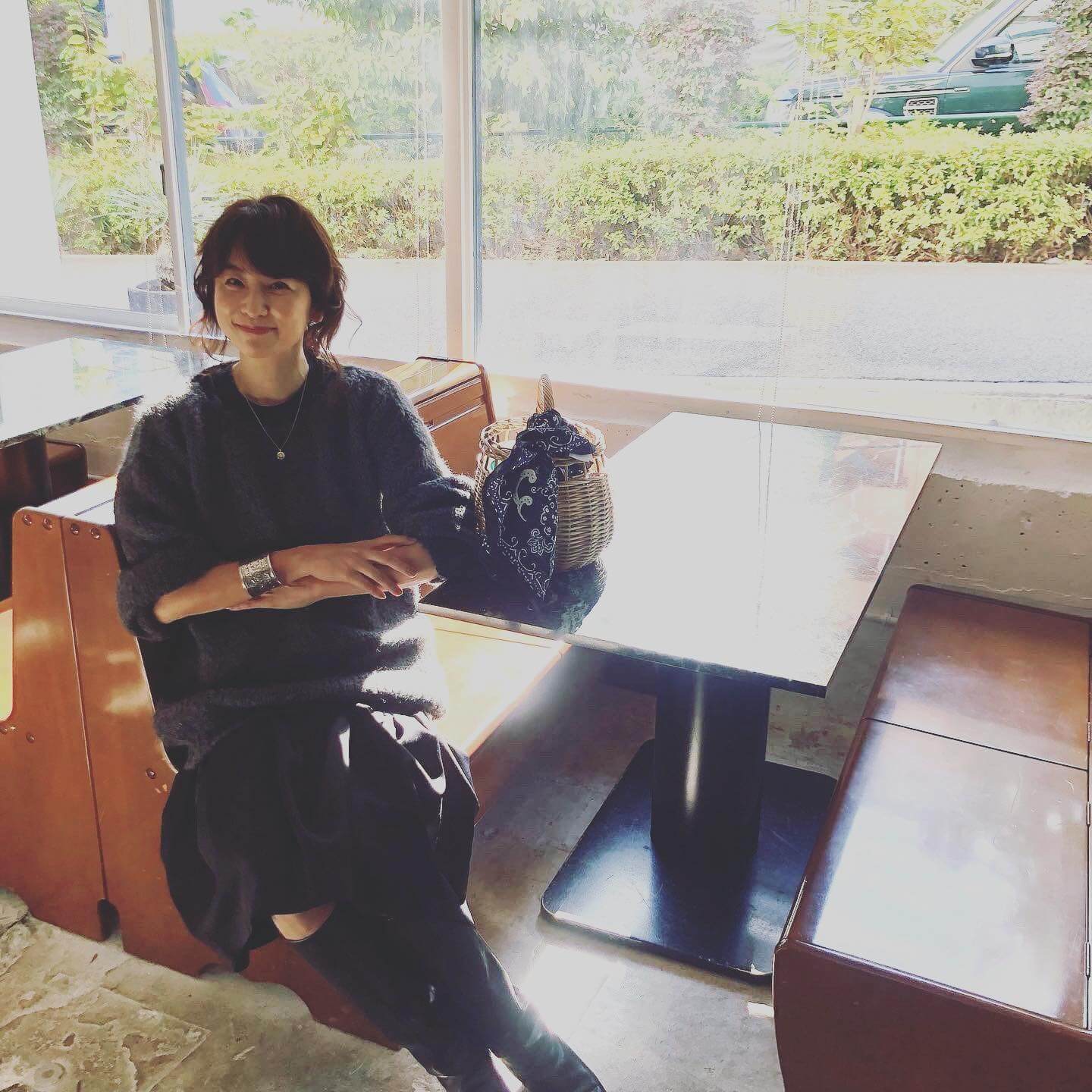 写真：話題のドラマに出てくるカフェで椅子に腰かける五明祐子さん