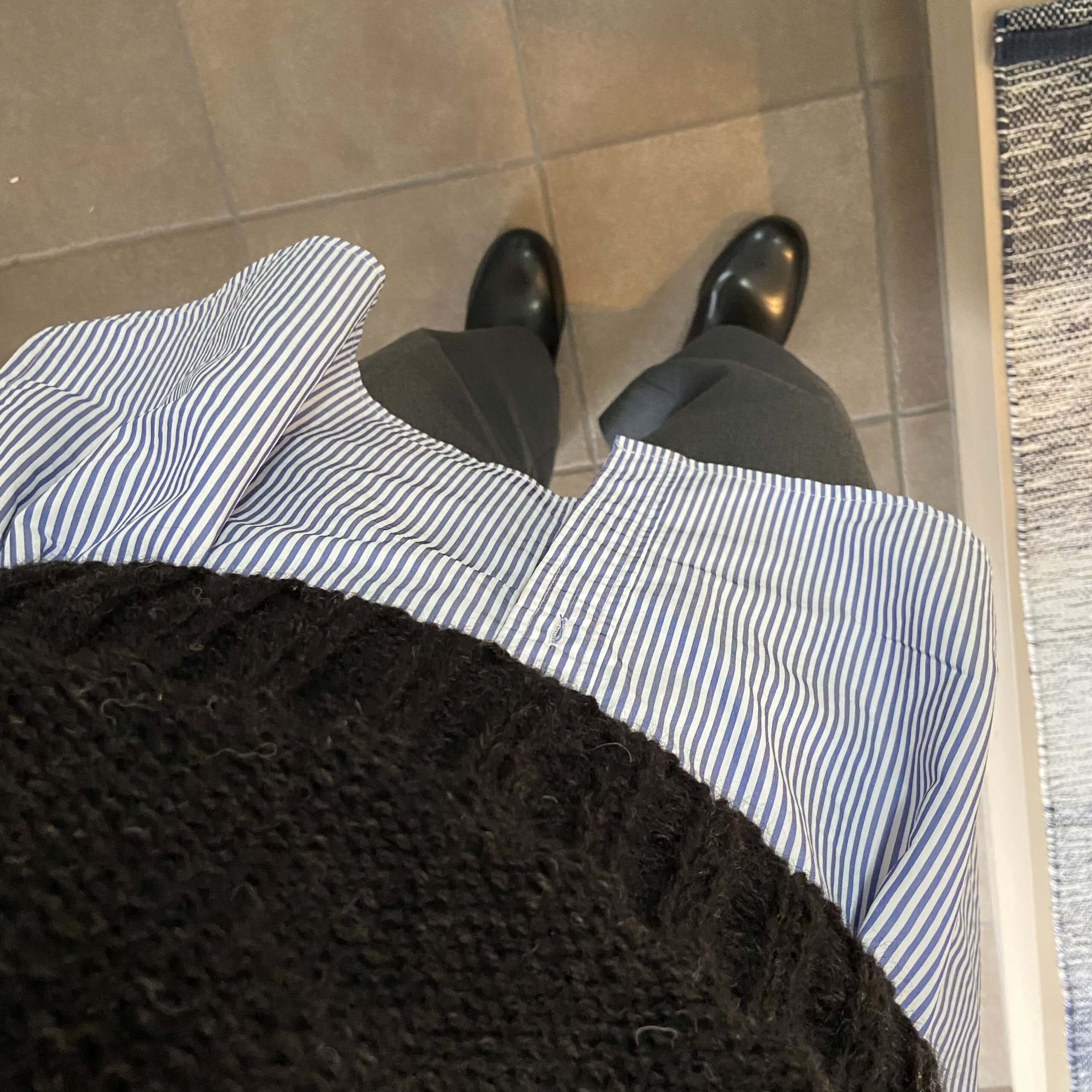 LEE100人隊zumekoさん作『働くセーター』の裏面を表にして着用したときの裾部分