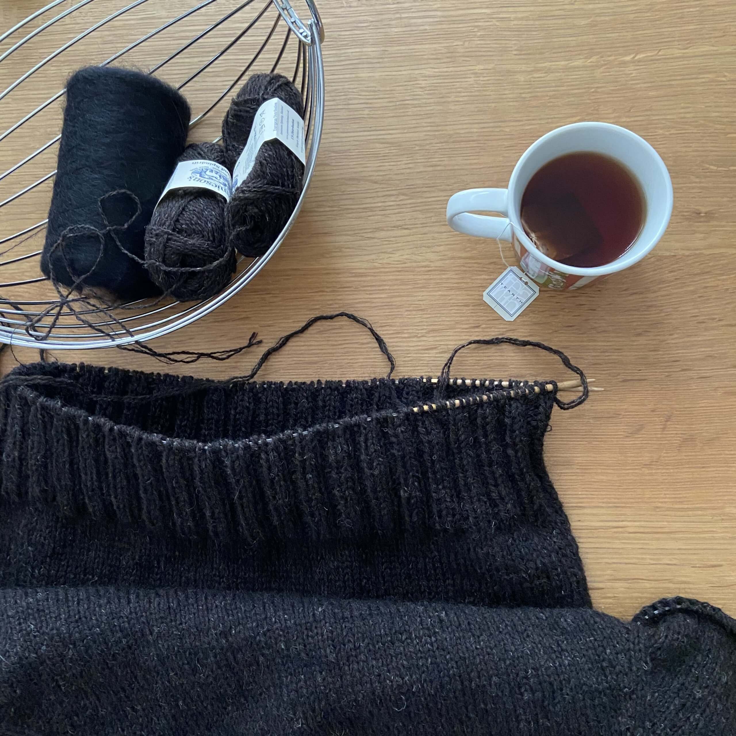 『働くセーター』を編む様子