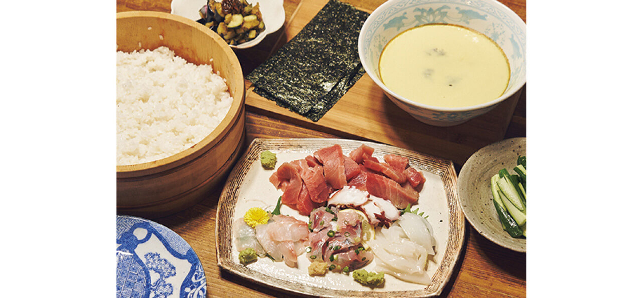 刺し身の残りや生野菜、漬け物、チキンの端っこなど冷蔵庫の余りを活用した手巻き寿司も、今井家の定番です