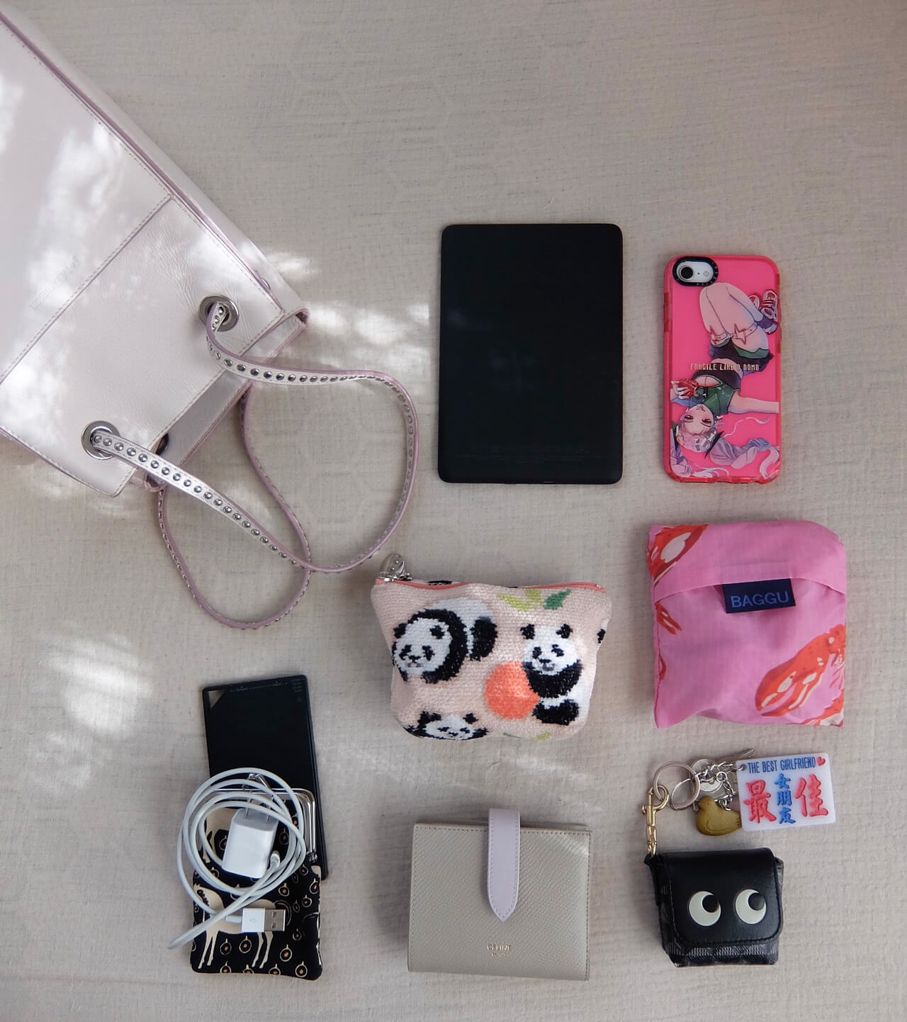 写真：バッグ、Kindle、iPhone、エコバッグ、AirPods＋キーホルダー、財布、モバイルバッテリー類、メイクポーチ