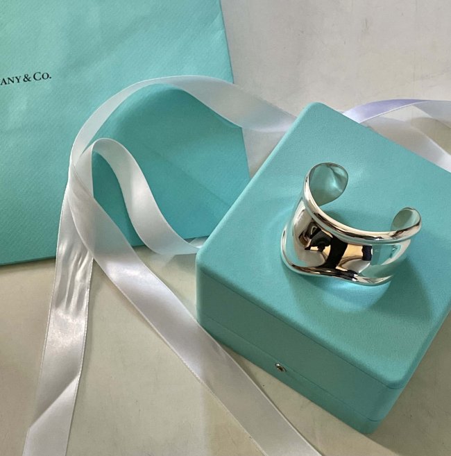 Tiffany & Co】念願のボーンカフを清水買い！ | LEE