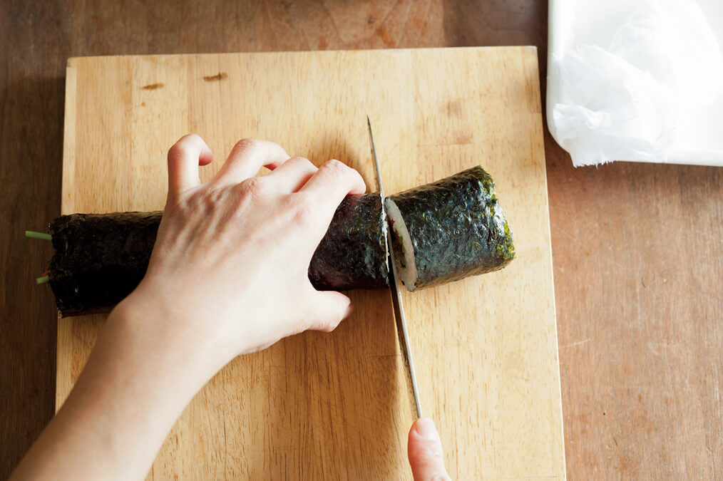 写真：ワタナベマキさんの巻き寿司の切り方3＿巻きずしの半分をさらに半分に切る