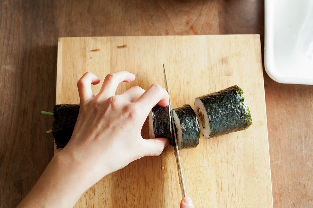 写真：ワタナベマキさんの巻き寿司の切り方4＿巻きずしの半分の半分を半分に切る
