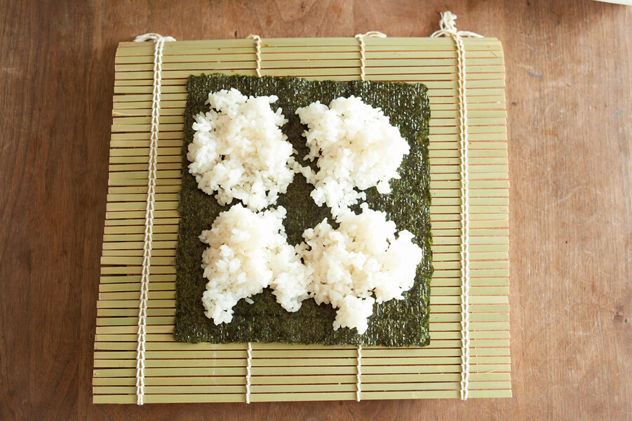 写真：ワタナベマキさんの巻き寿司の巻き方1-1＿ノリにすし飯をのせたところ