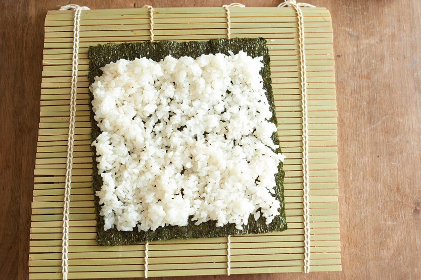 写真：ワタナベマキさんの巻き寿司の巻き方1-2＿ノリにのせたすし飯を広げたところ