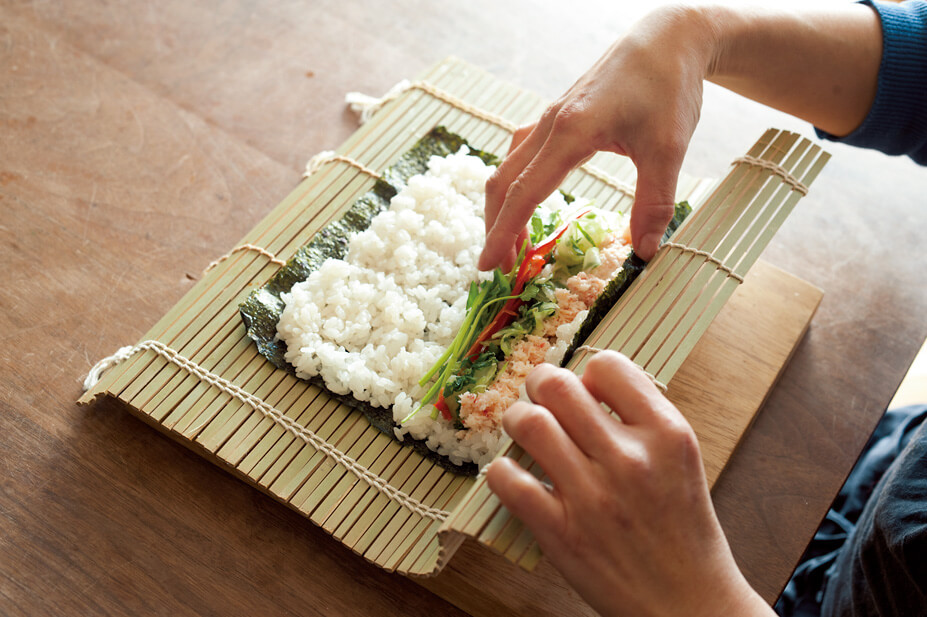 写真：ワタナベマキさんの巻き寿司の巻き方3-1＿巻き簾で巻き始め