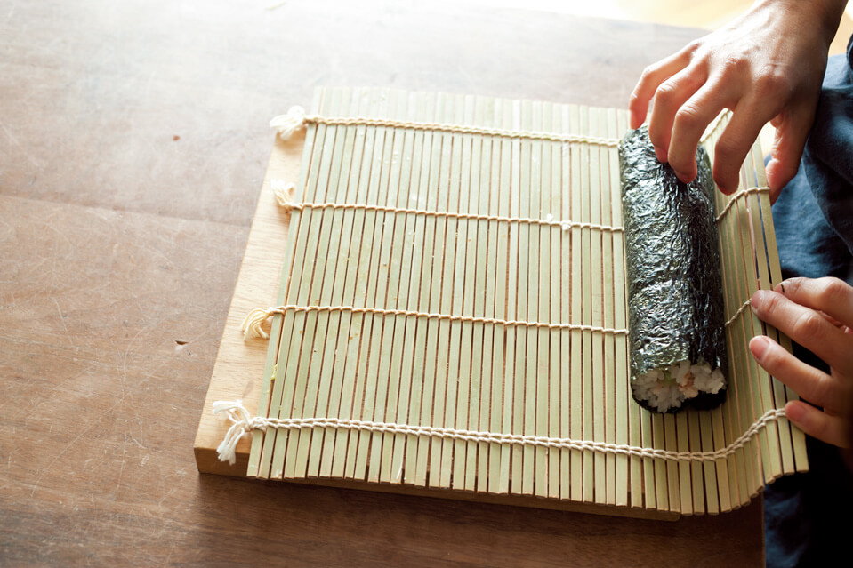 写真：ワタナベマキさんの巻き寿司の巻き方4-2＿巻き簾で寿司を巻き終わったところ