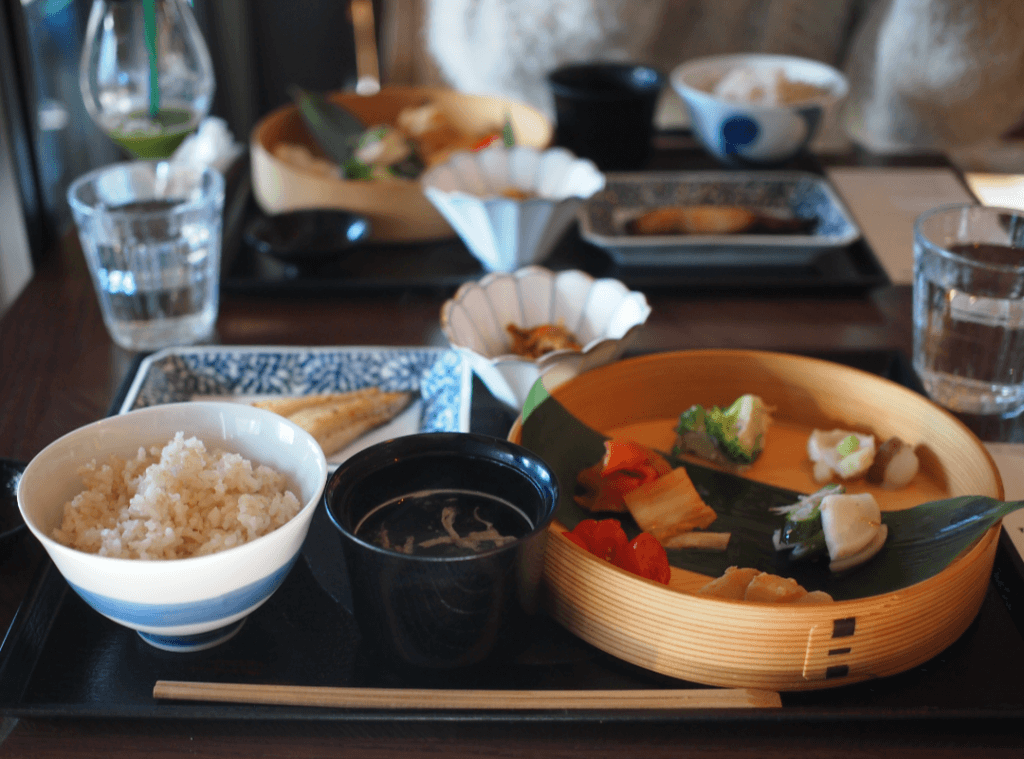 写真　青山グランドホテルのHITOTEMA主宰　谷尻直子さん発酵和朝食