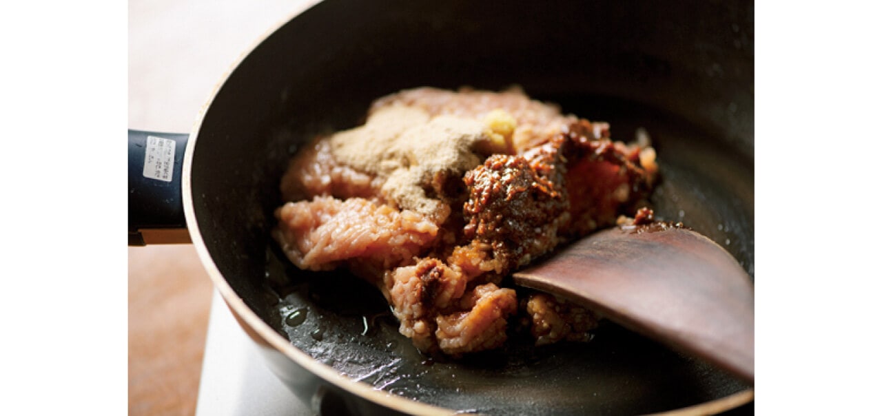ひき肉の脂を利用するので、油は不要。冷たい状態から加熱すると、肉に火を通しながら調味料をなじませることができる