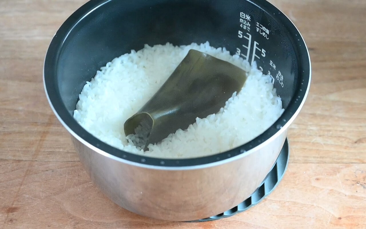 米２合を研いで水を分量の目盛りまで入れ昆布をのせ、40分ほど浸水させて普通に炊飯器で炊く。