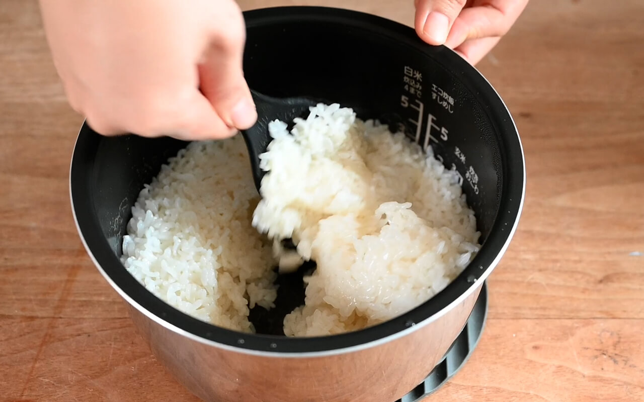 炊き上がったら合わせ酢を回し入れ、底から返すようにして混ぜる。