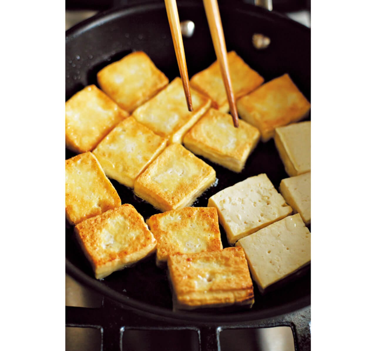 「シンプルな味つけだけに、こんがり焼いた豆腐の風味がおいしさの決め手。あまり動かさず、両面にしっかりいい焼き色をつけてください」（コウケンテツさん）