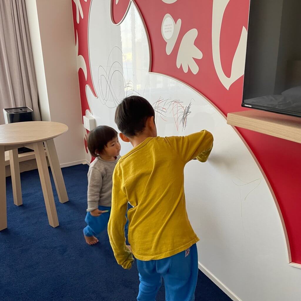 レッジョ・エミリア・アプローチ、リゾナーレ、星野リゾート、リゾナーレ大阪、アトリエ滞在、クレヨン、客室、