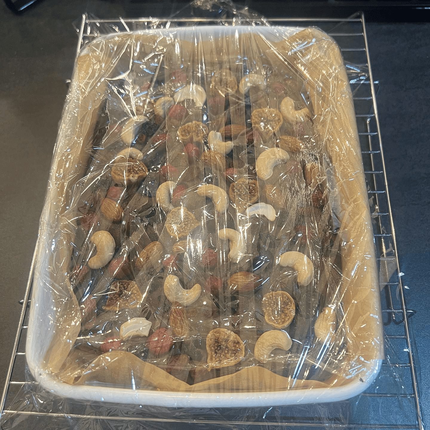 写真：歩粉の「ドライフルーツとナッツのしっとりブラウニー」製作途中。焼き上がりにラップをかけたところ