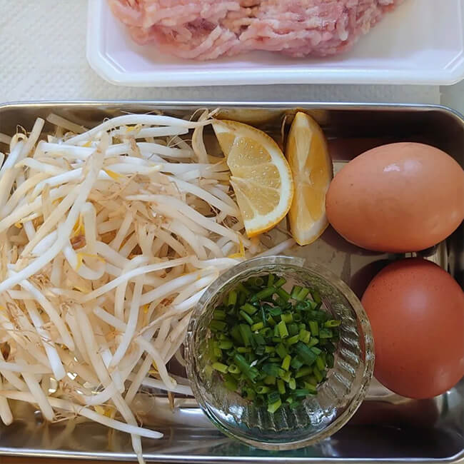 写真：「生パスタのレモン塩焼きそば」の材料・もやし、レモン、卵、青ねぎ、ひき肉