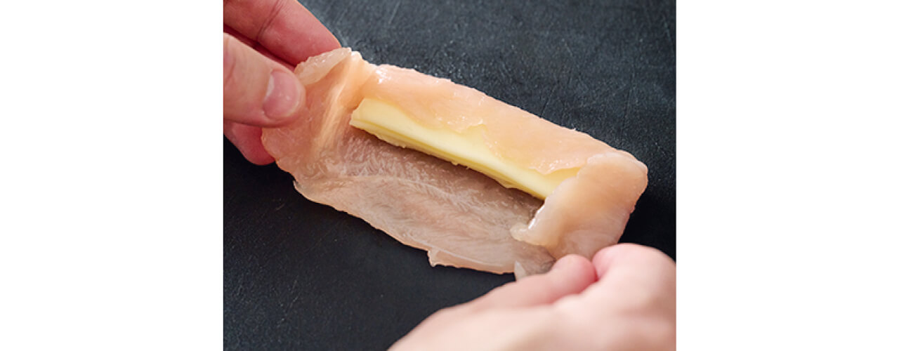 ささ身でチーズをぴったりと包み込むのがコツ。チーズが外に出ると、揚げたときに溶け出してしまうので注意！