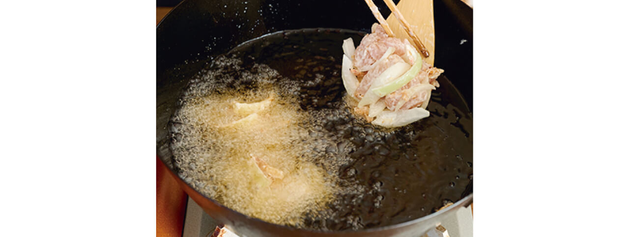 かき揚げのタネは木べらにのせ、菜箸で滑らせるように油に入れると簡単。形もきれいになる。3個ずつ揚げて