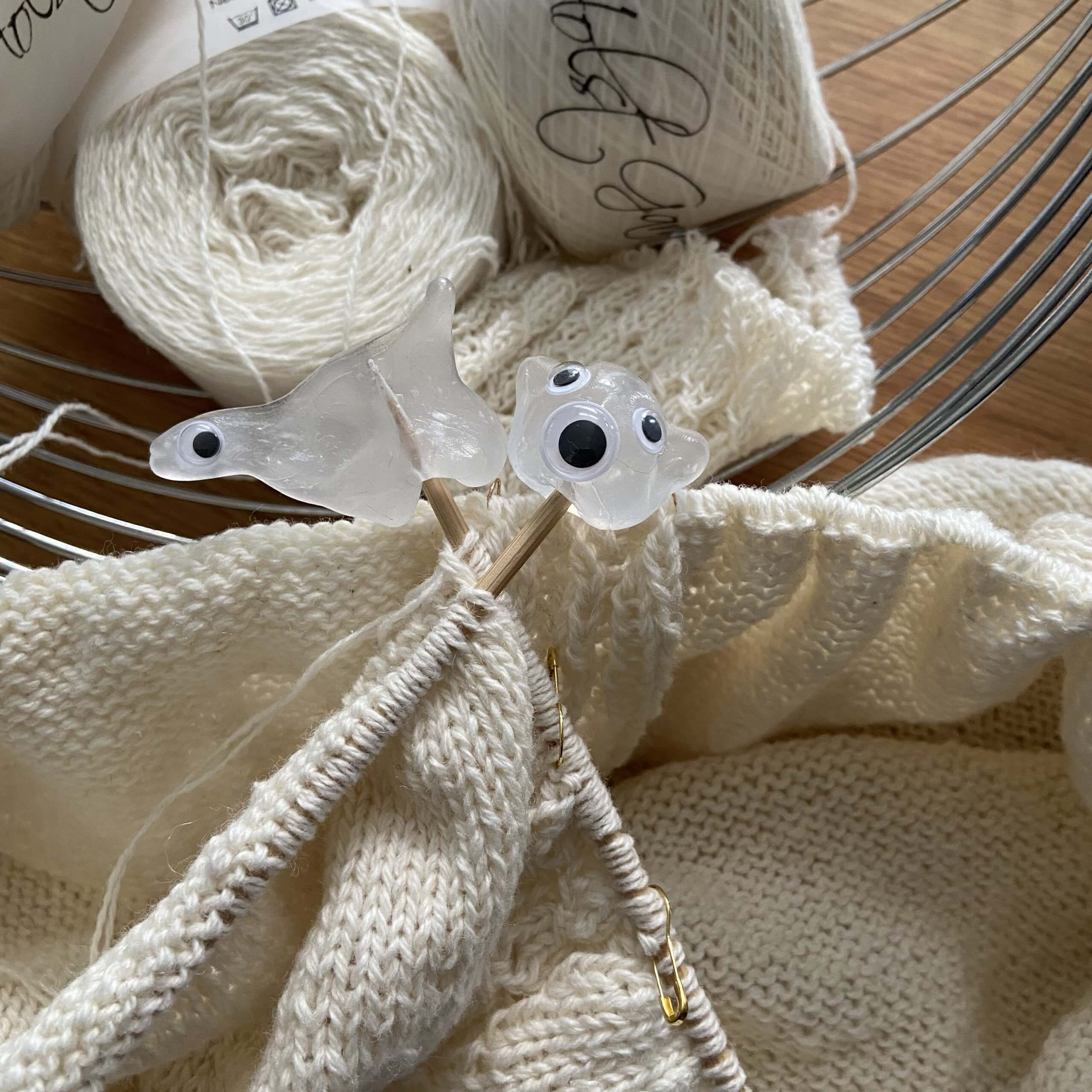 『snowflake poncho』を編む様子