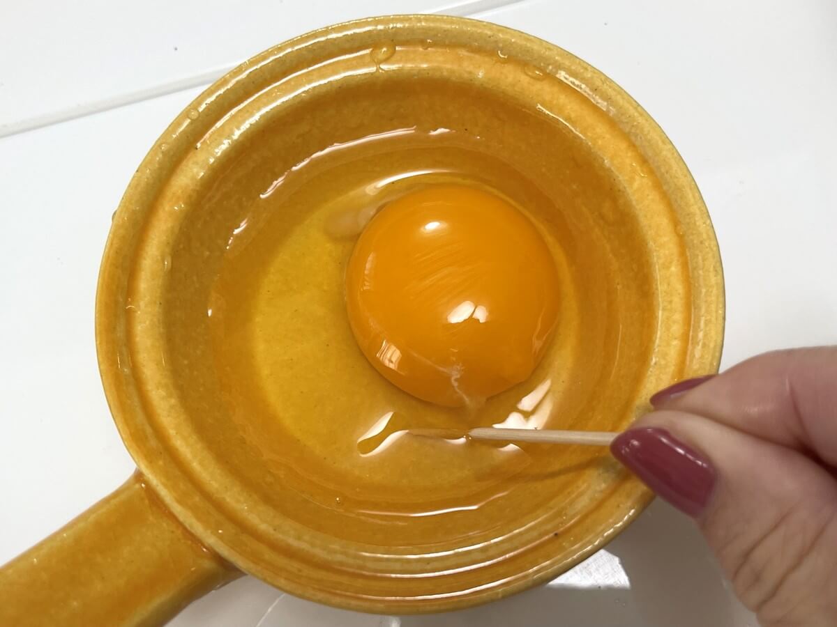 アトリエで愛用中のエッグベーカー（小）。電子レンジで目玉焼きを作るときには、卵の黄身と白身を楊枝で何か所かつついておくのがポイント。エッグベーカーはふたも一緒にサッと水にくぐらせます