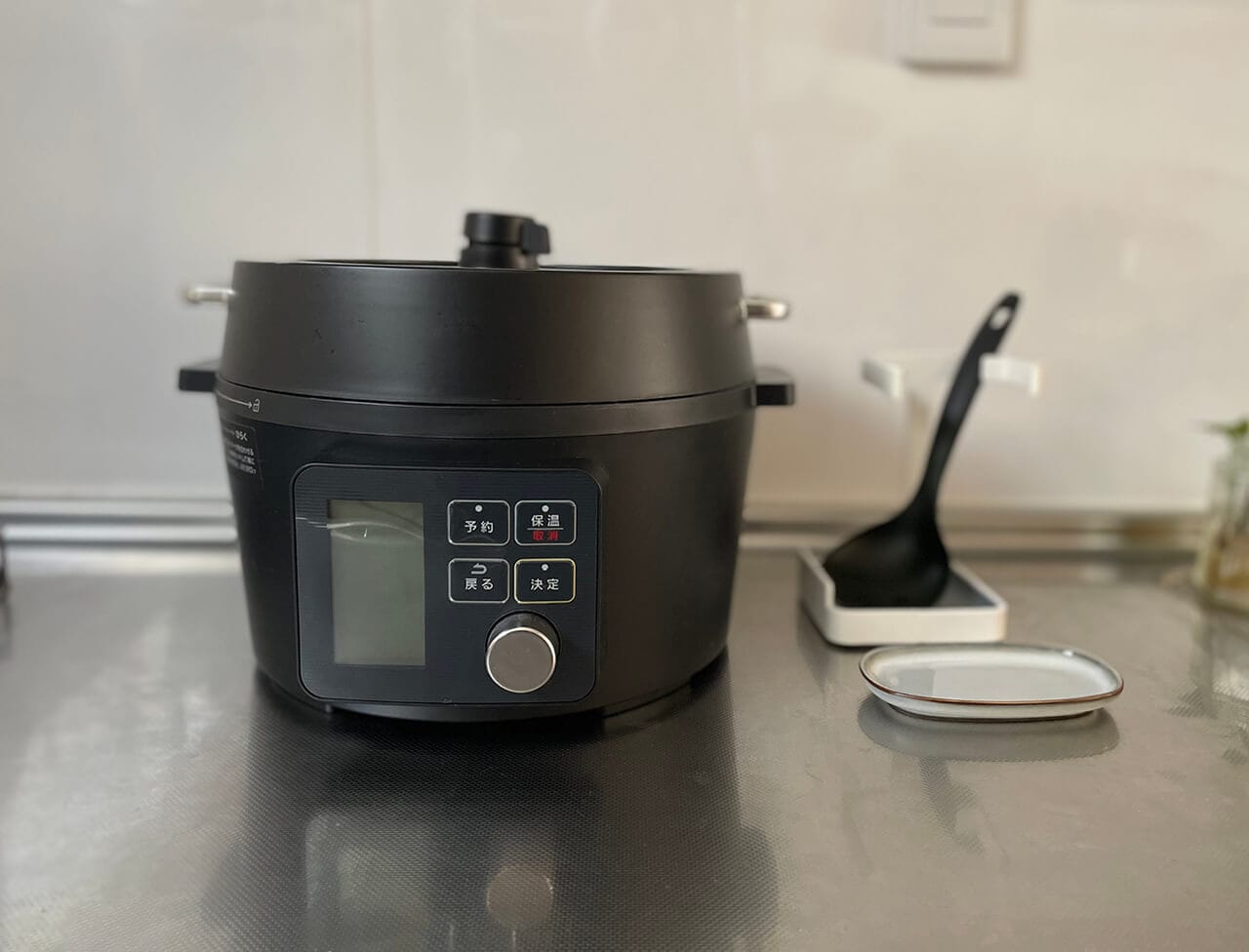 「操作法がシンプルなのがお気に入りのアイリスオーヤマの電気圧力鍋KPC-MA4。軟骨ソーキの煮つけやカレーをよく作ります」