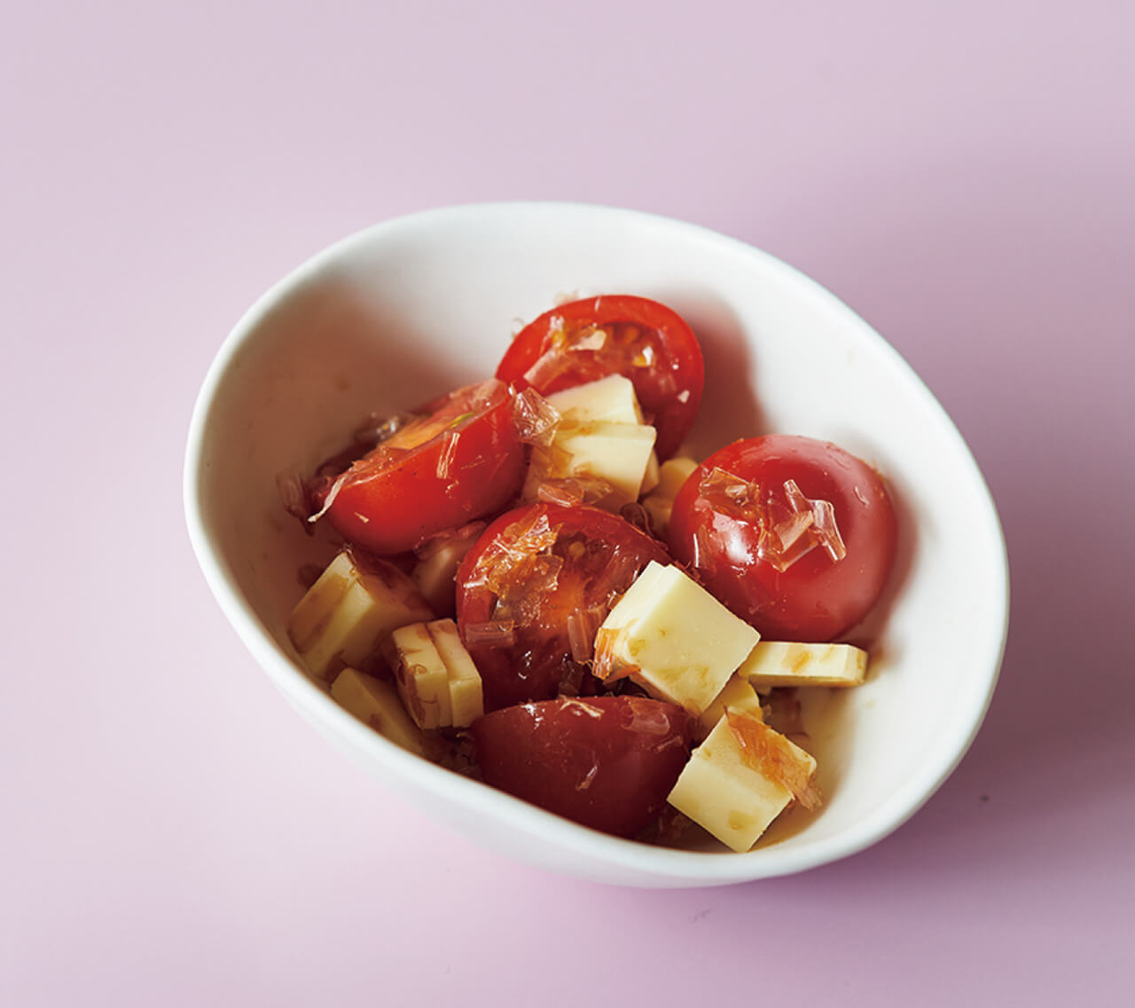 切って混ぜるだけの簡単メニュー「トマトチーズおかか」レシピ／ワタナベマキさん