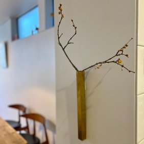 写真：「千sen」さんの真鍮の壁掛け花器