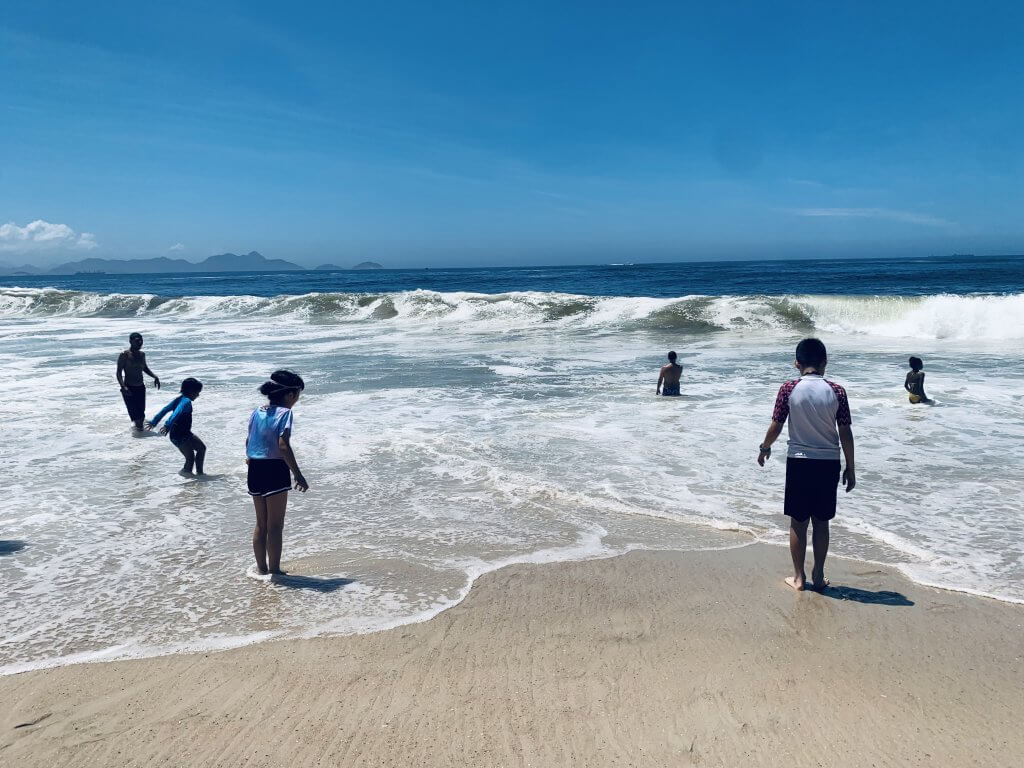 コパカバーナビーチで遊ぶ子どもたち