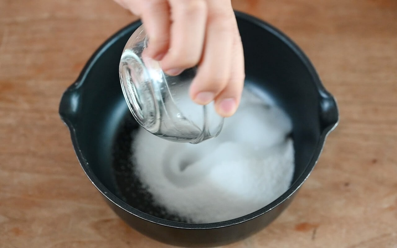 小さめの鍋に砂糖と水を入れ、中火にかける。
