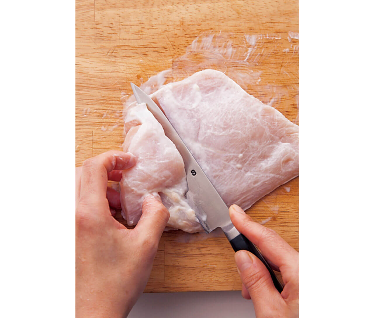 むね肉は切り方もポイント。包丁をすべらせるようにそぎ切りにするとパサパサ感が軽減