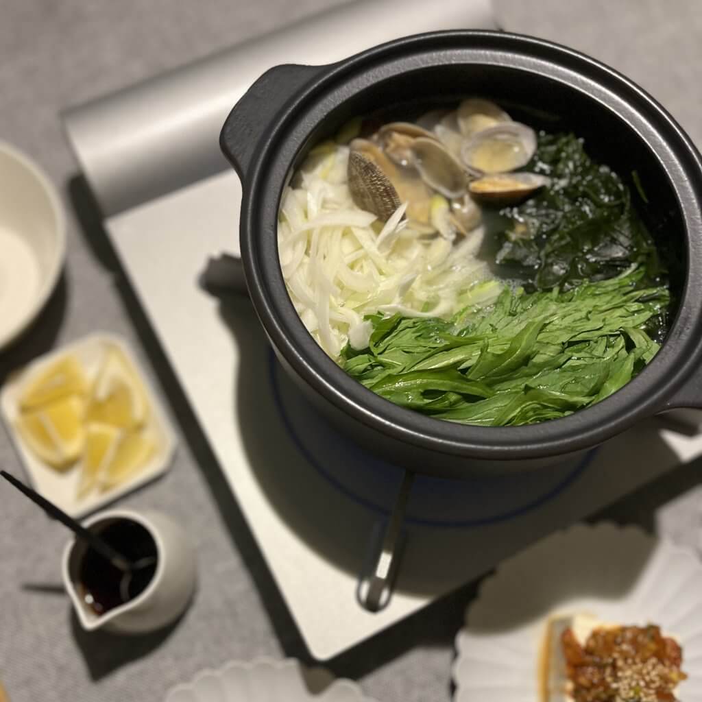 写真：堤 人美さんレシピのアサリ、ねぎ、ワカメのだししょうゆ鍋