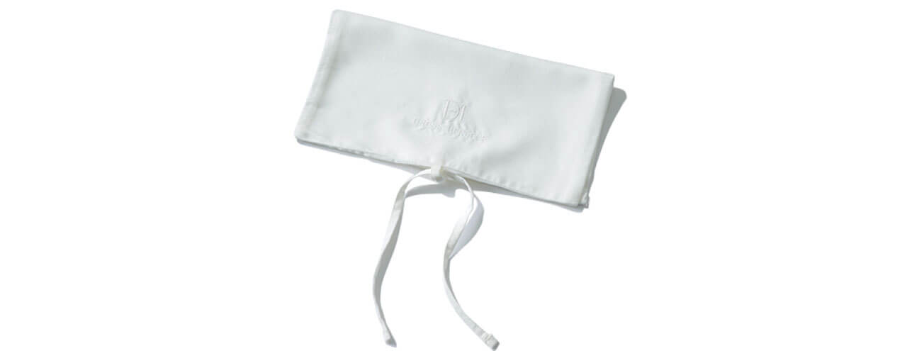 白いオリジナルポーチ付き。折りたたんでこのポーチに収納すれば、バッグの中での引っかかりなどを防げます。