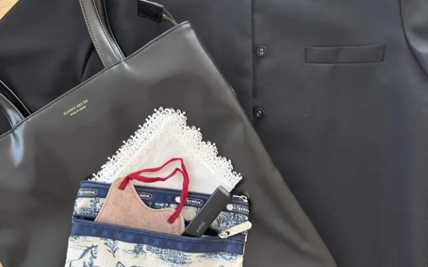 写真：LEE4月号付録レスポートサック「アンティーク柄・Ｗファスナーポーチ」とフォーマルコーデ