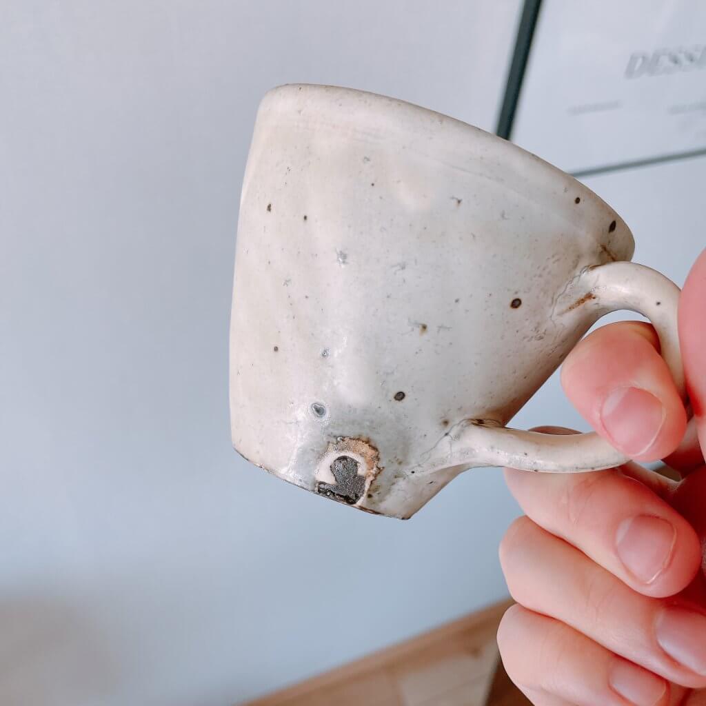 下村淳さんの陶器のマグカップは白樺の木肌の様