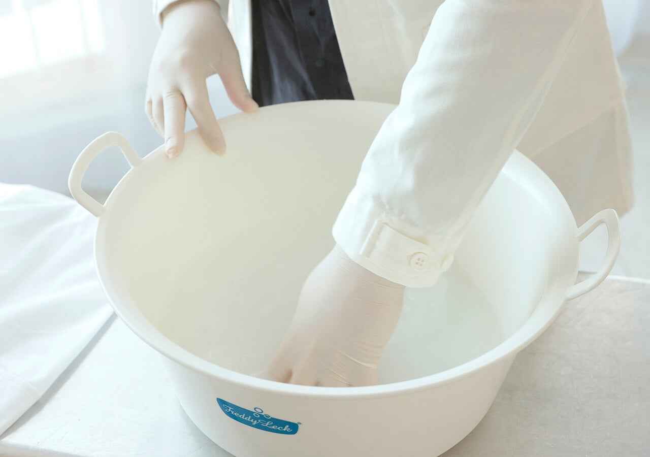 白シャツの洗い方　ゴム手袋を使いしっかり溶かす
